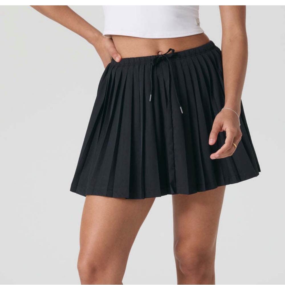 Vuori Clementine Pleated Skirt (Womens) | Black  Size Small used once